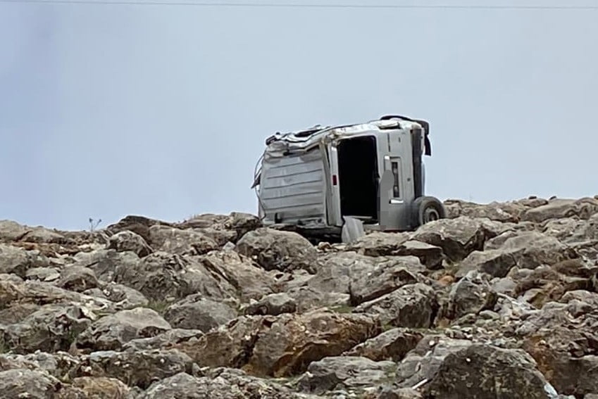 BİTLİS’İN HİZAN İLÇESİNE BAĞLI ALTIN OLUK KÖYÜ MEVKİİNDE MEYDANA GELEN TRAFİK KAZASINDA 26...