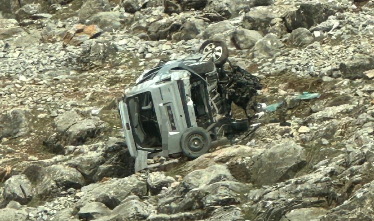 BİTLİS’İN HİZAN İLÇESİNE BAĞLI ALTIN OLUK KÖYÜ MEVKİİNDE MEYDANA GELEN TRAFİK KAZASINDA 26...