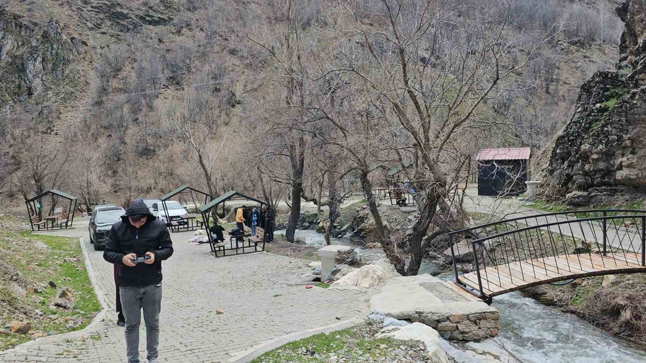 BİTLİS’İN MUTKİ İLÇESİNDE BULUNAN GÜMÜŞKANAT ŞELALESİ, SON GÜNLERDE DOĞASEVERLERİN AKININA...