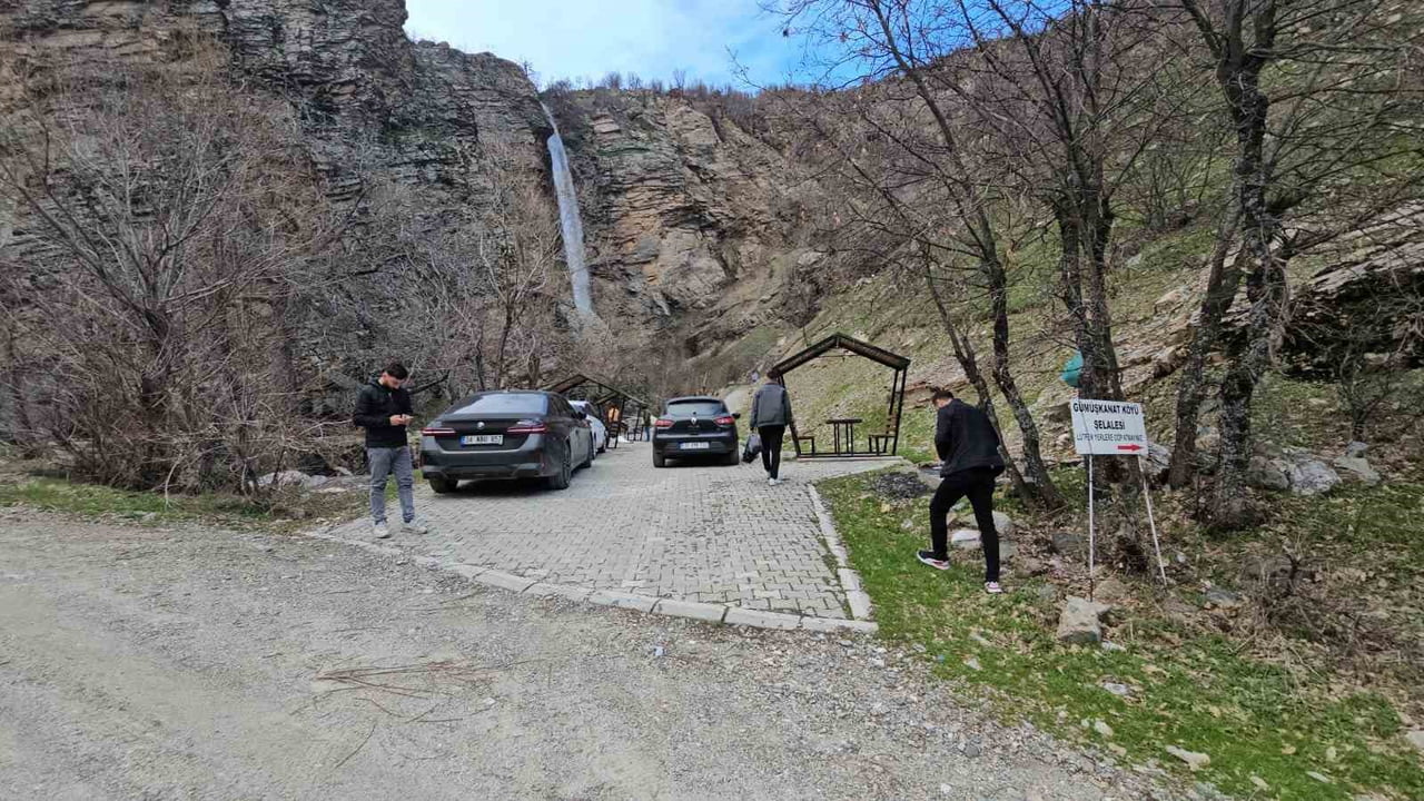 BİTLİS’İN MUTKİ İLÇESİNDE BULUNAN GÜMÜŞKANAT ŞELALESİ, SON GÜNLERDE DOĞASEVERLERİN AKININA...