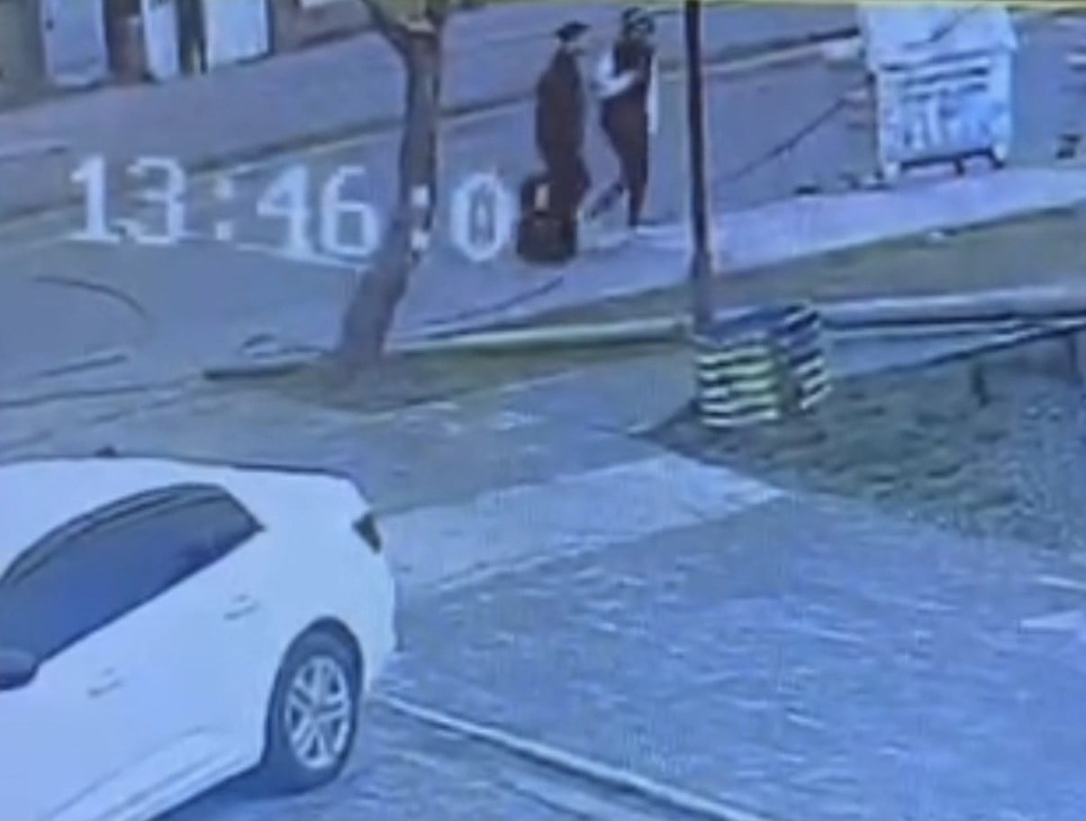 BİTLİS’İN TATVAN İLÇESİNDE BİR KAMYONUN DORSESİNE TAKILAN KABLO NEDENİYLE DEVRİLEN TELEFON DİREĞİ...