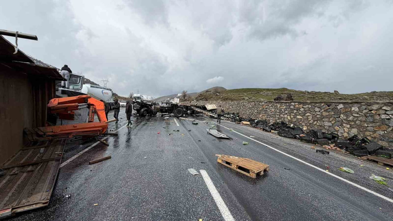 BİTLİS’İN TATVAN İLÇESİNDE KARAYOLLARI’NA AİT BAKIM ARACI İLE SEBZE YÜKLÜ BİR TIRIN ÇARPIŞMASI...