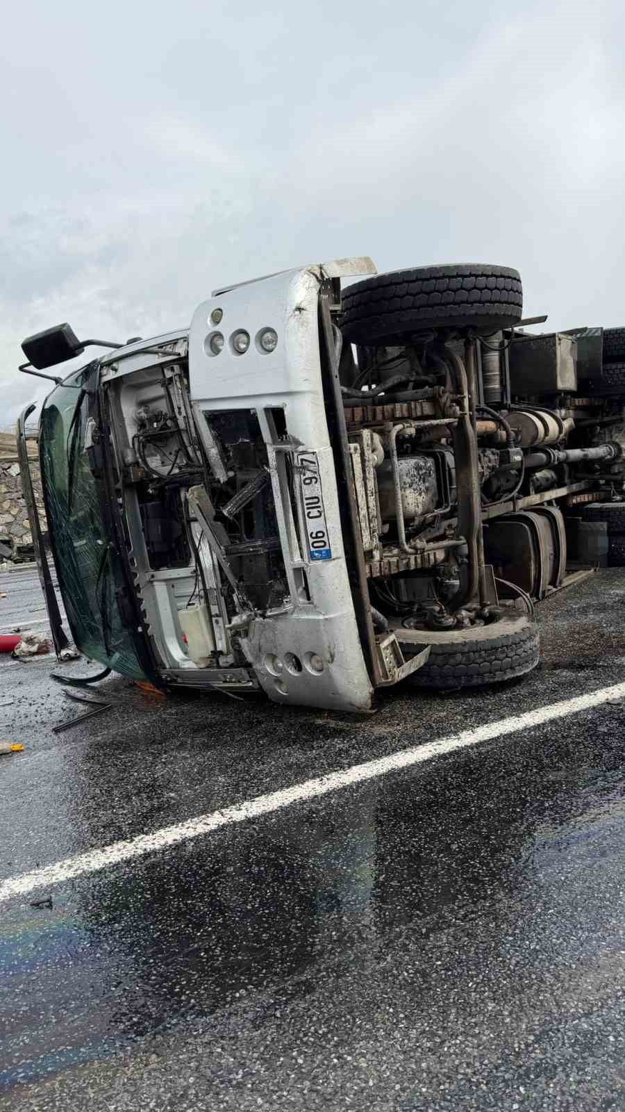 BİTLİS’İN TATVAN İLÇESİNDE KARAYOLLARI’NA AİT BAKIM ARACI İLE SEBZE YÜKLÜ BİR TIRIN ÇARPIŞMASI...