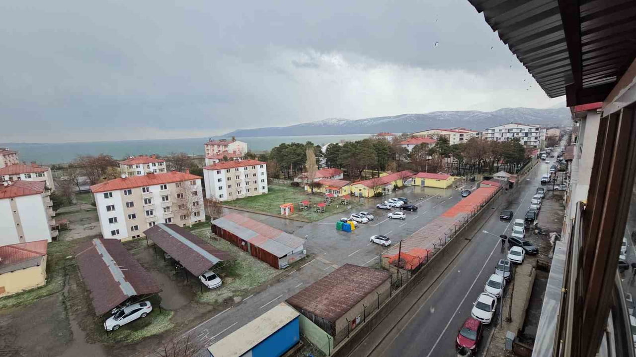 BİTLİS’İN TATVAN İLÇESİNDE KISA SÜRELİ DOLU YAĞIŞI ETKİLİ OLDU.