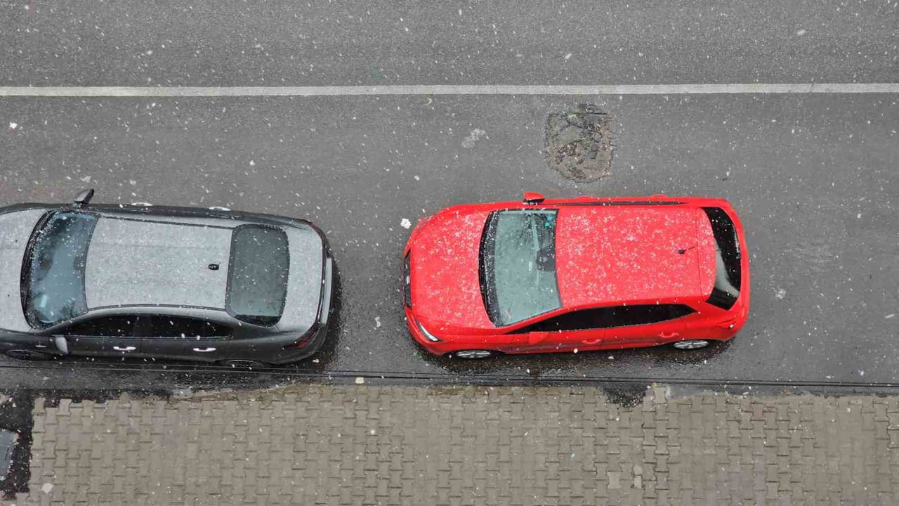 BİTLİS’İN TATVAN İLÇESİNDE KISA SÜRELİ DOLU YAĞIŞI ETKİLİ OLDU.