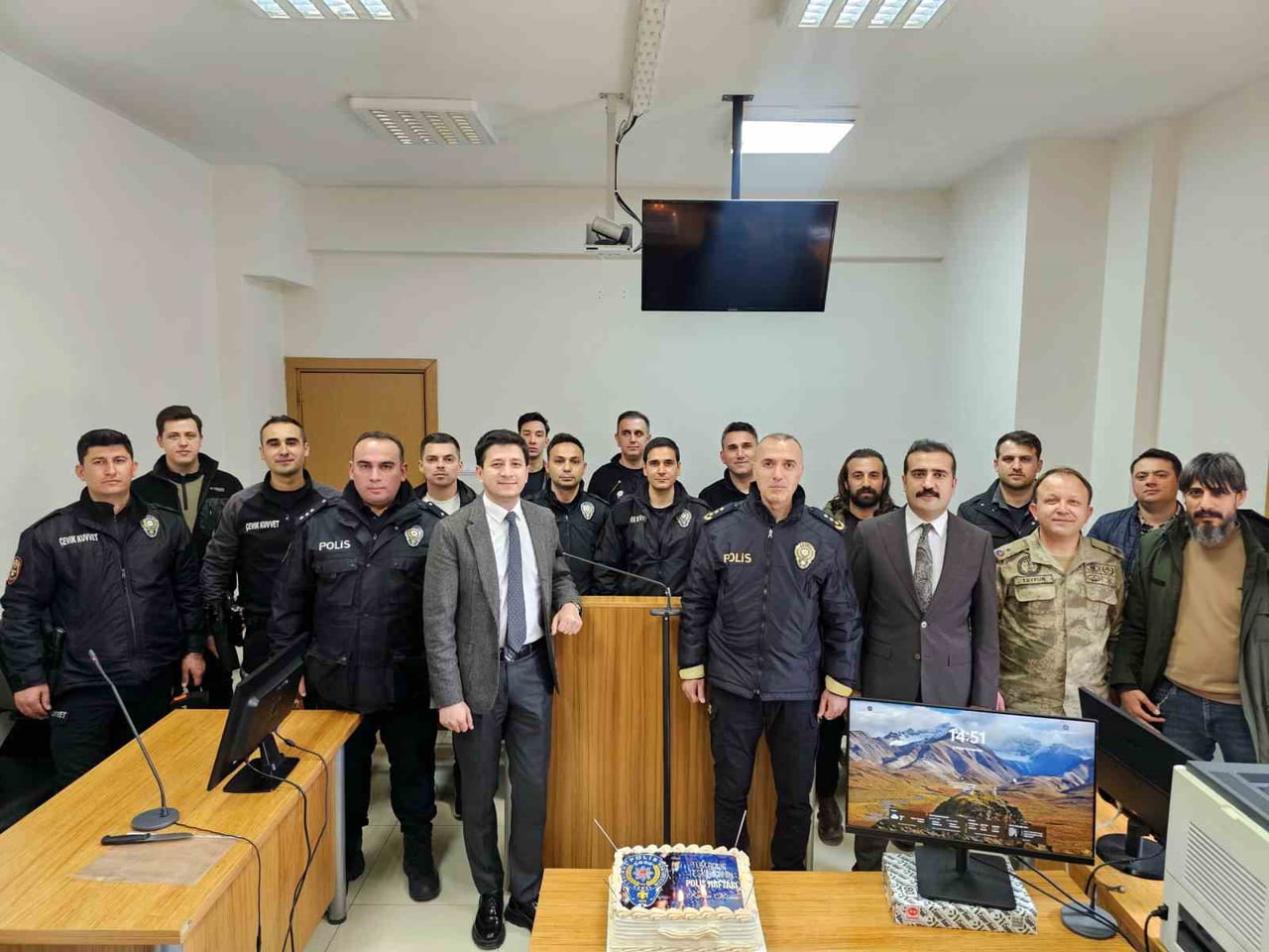 BİTLİS’İN TATVAN İLÇESİNDE POLİS HAFTASI KAPSAMINDA, DURUŞMA GÜVENLİĞİNİ SAĞLAYAN POLİS...