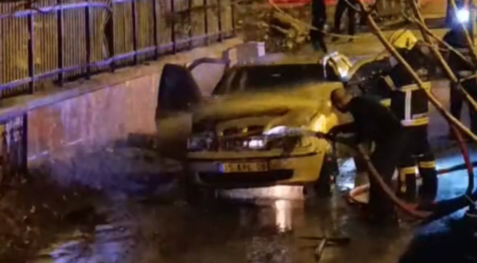 BİTLİS MERKEZE BAĞLI HÜSREVPAŞA MAHALLESİ'NDE MEYDANA GELEN ARAÇ YANGINI MAHALLE SAKİNLERİNE KORKU...