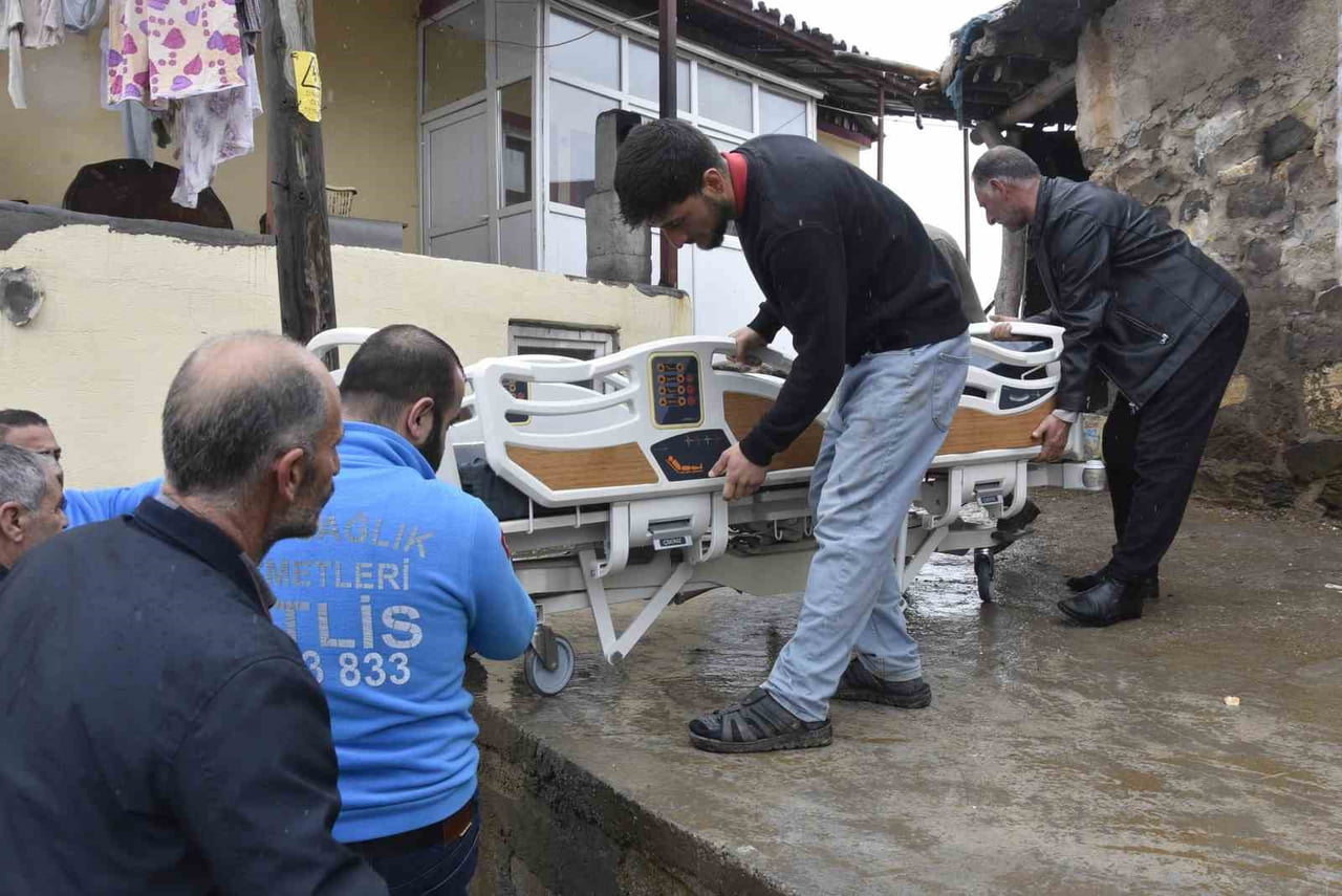 BİTLİS MERKEZE BAĞLI KONUKSAYAR KÖYÜNDE YAŞAYAN 81 YAŞINDAKİ SANİYE ALBAYRAK, KALÇA KIRIĞI...