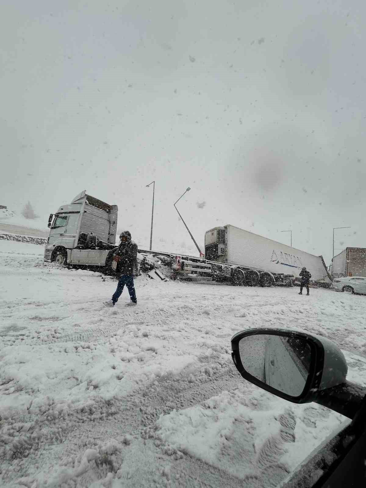 BİTLİS’TE 4 TIR VE 2 OTOMOBİLİN KARIŞTIĞI ZİNCİRLEME TRAFİK KAZASINDA 5 KİŞİ...