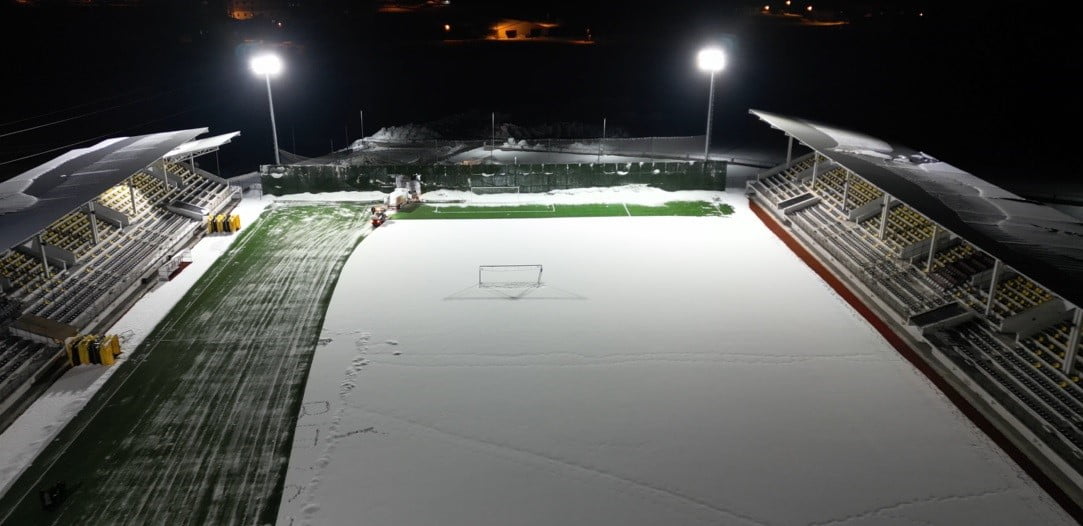 BİTLİS’TE FUTBOL KARŞILAŞMALARININ AKSAMAMASI İÇİN EKİPLER STATTA KAR TEMİZLEME ÇALIŞMASI...