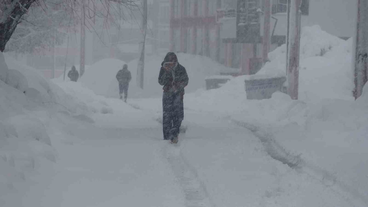 BİTLİS’TE GÜNLERDİR ETKİLİ OLAN KAR YAĞIŞI NEDENİYLE 111 KÖY YOLU ULAŞIMA KAPANDI.