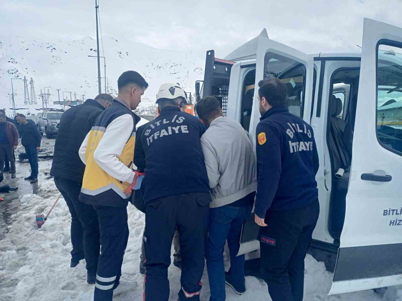 BİTLİS’TE MEYDANA GELEN İKİ AYRI TRAFİK KAZASINDA 12 KİŞİ YARALANDI.