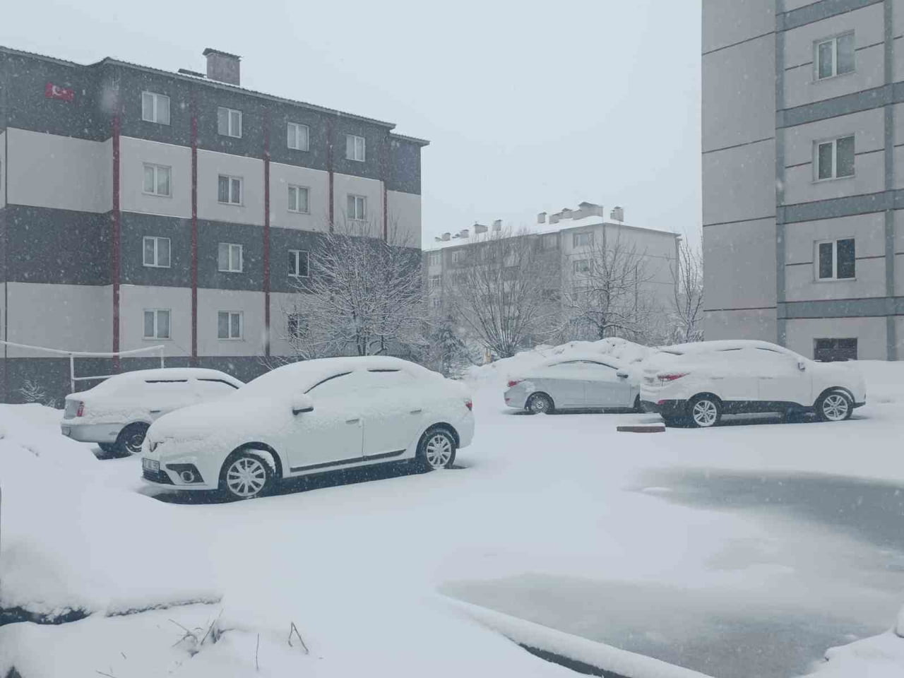 BİTLİS’TE NİSAN AYINDA ETKİLİ OLAN KAR YAĞIŞI KENTİ YENİDEN BEYAZA BÜRÜDÜ.