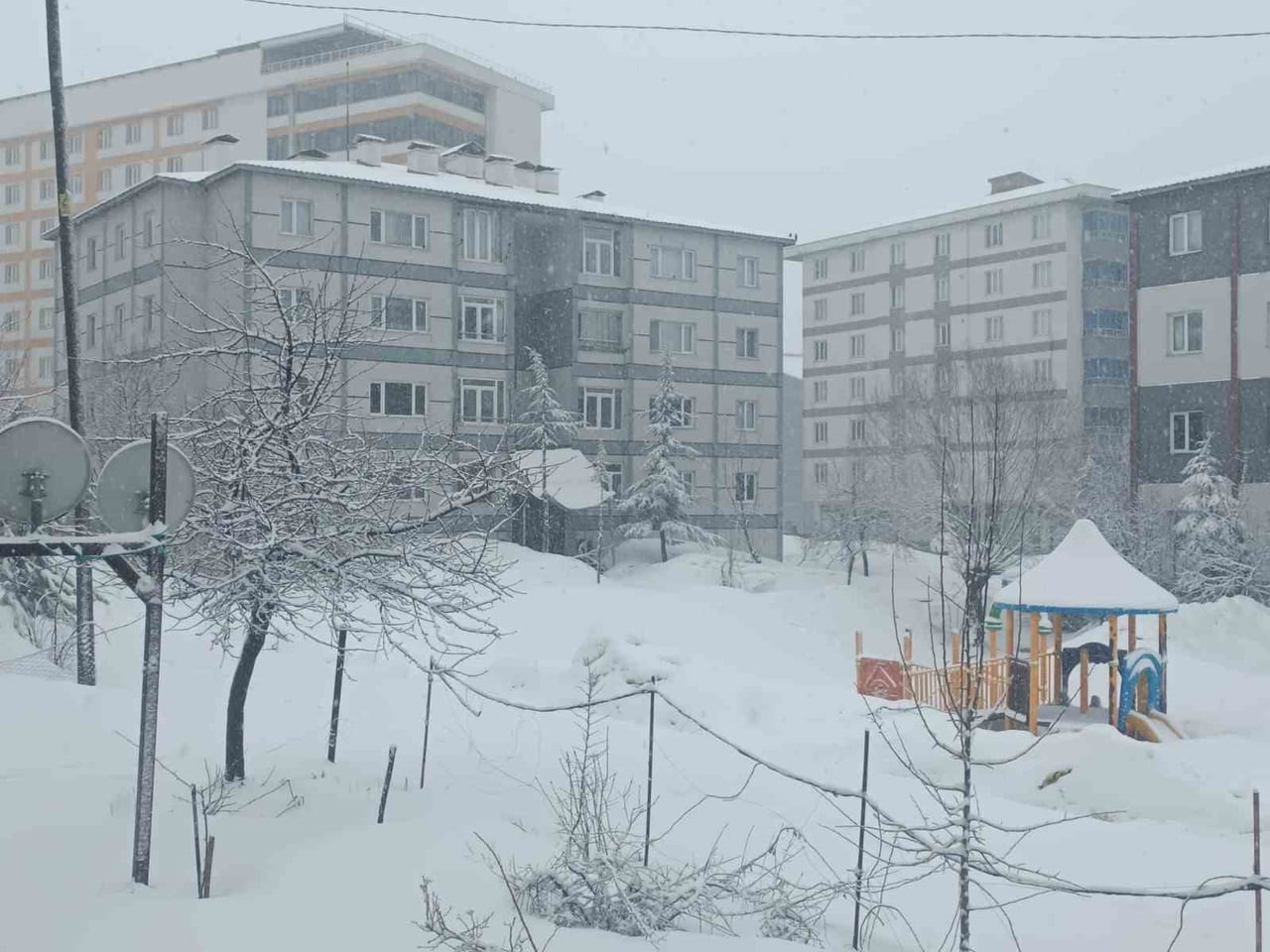 BİTLİS’TE NİSAN AYINDA ETKİLİ OLAN KAR YAĞIŞI KENTİ YENİDEN BEYAZA BÜRÜDÜ.
