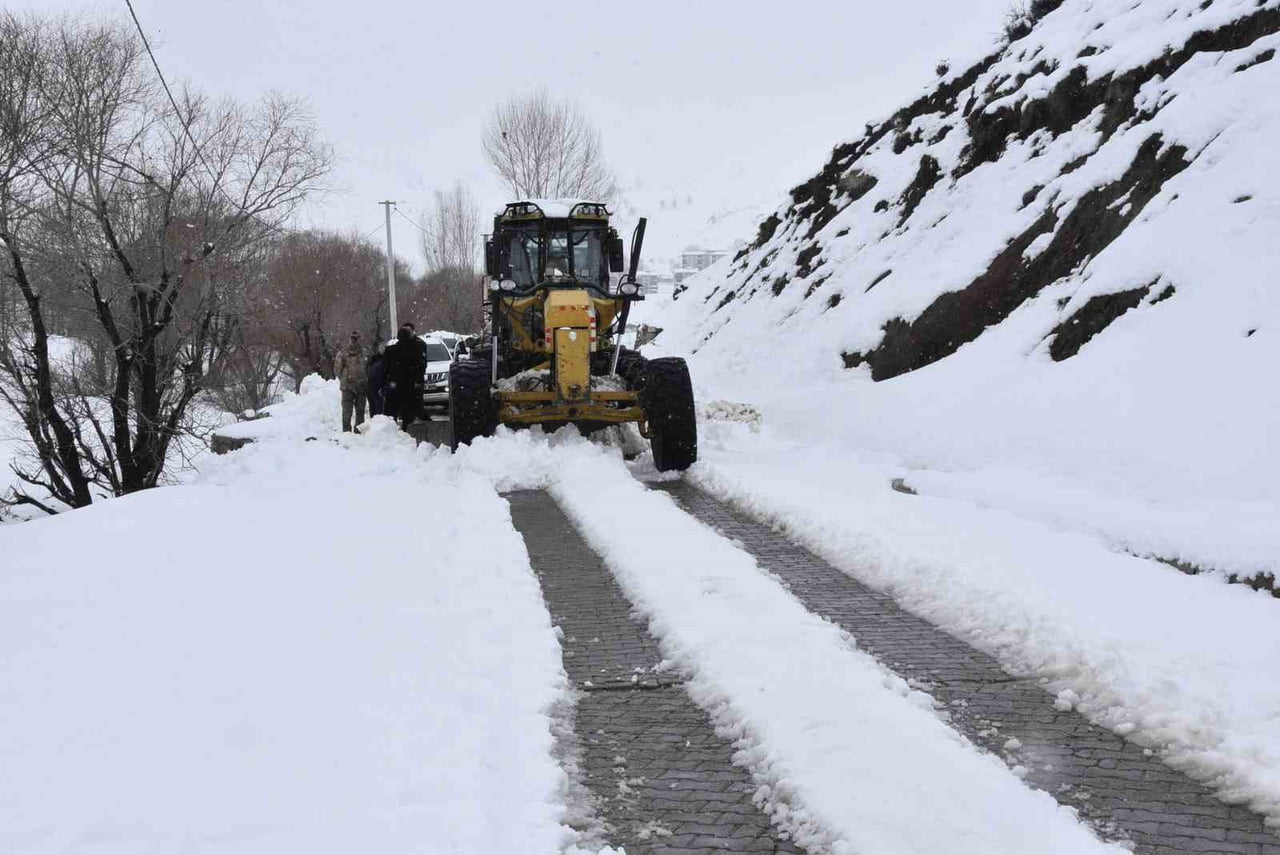 BİTLİS’TE NİSAN AYININ ORTASINDA ETKİSİNİ SÜRDÜREN KAR YAĞIŞI, EKİPLERİ YENİDEN SAHAYA...