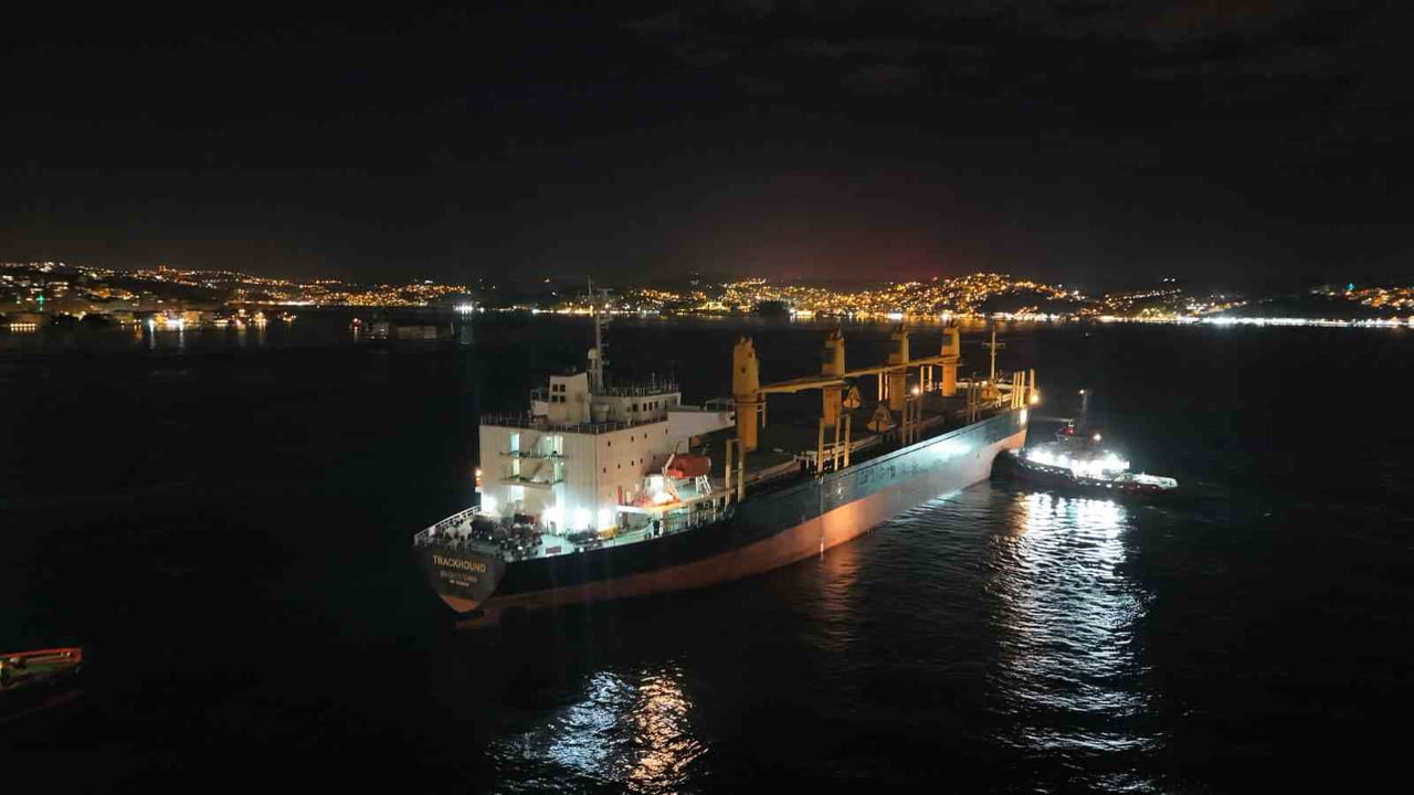 BOĞAZ'DA GEMİ ARIZASI: TRAFİK ÇİFT YÖNLÜ ASKIYA ALINDI