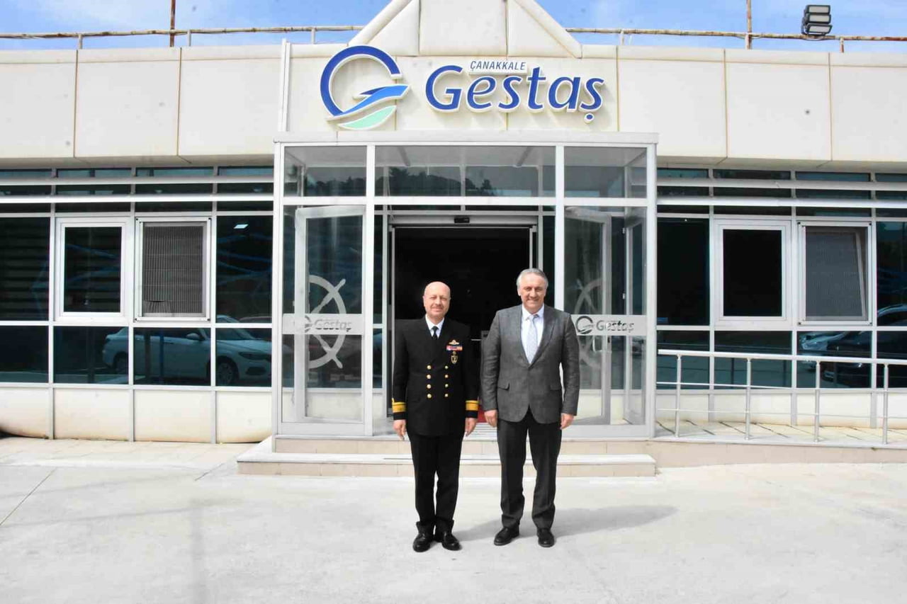 BOĞAZ VE GARNİZON KOMUTANI TUĞAMİRAL MUSTAFA BİÇEN, GESTAŞ GENEL MÜDÜRÜ HASAN İLHAN YÜRÜKÇÜ’YE...