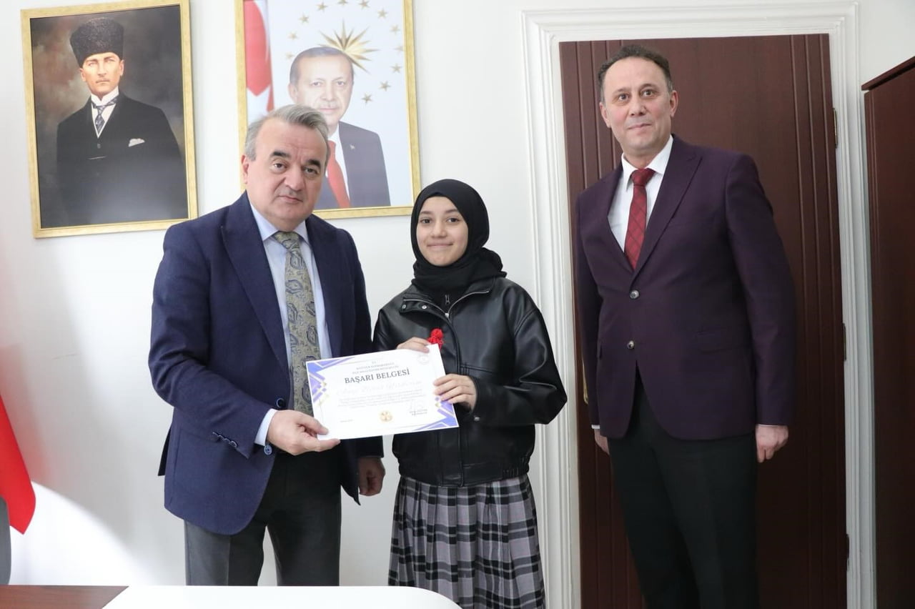 BÖLGE BİRİNCİSİ ÖĞRENCİYE KAYMAKAM ÖZTÜRK’TEN TEBRİK