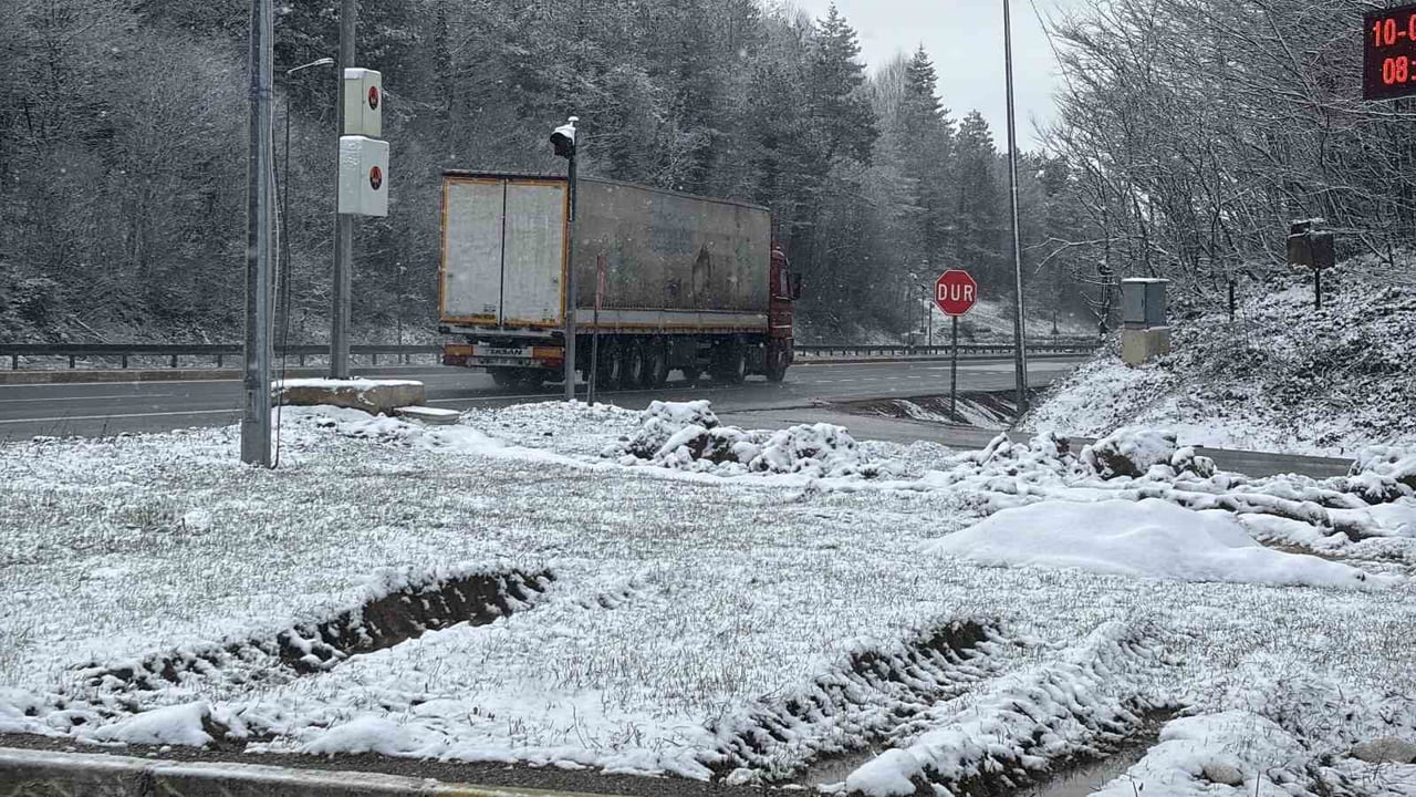 BOLU'DA SABAHA KARŞI ETKİLİ OLAN KAR YAĞIŞI, KENTİN YÜKSEK KESİMLERİNİ VE BOLU DAĞI'NI BEYAZA...