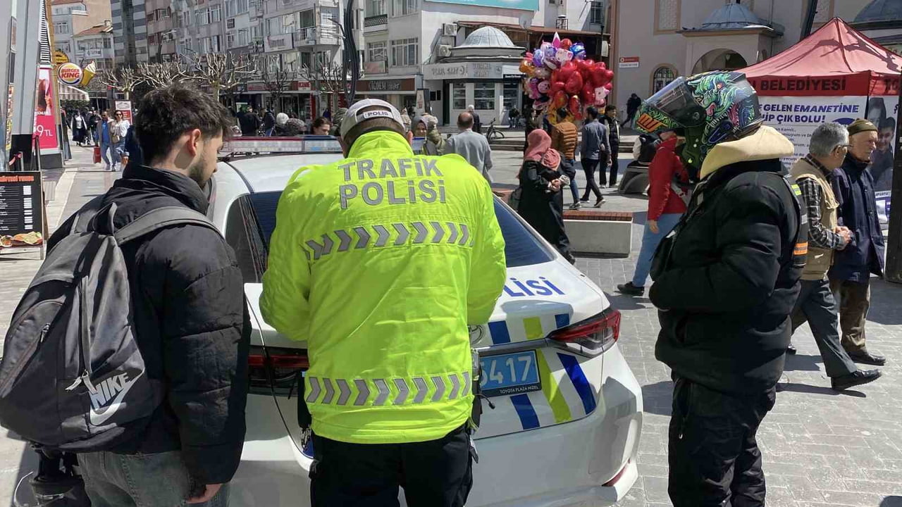 BOLU'DA SON BİR HAFTADA GERÇEKLEŞTİRİLEN TRAFİK DENETİMLERİNDE, KURALLARA UYMADIĞI TESPİT EDİLEN...