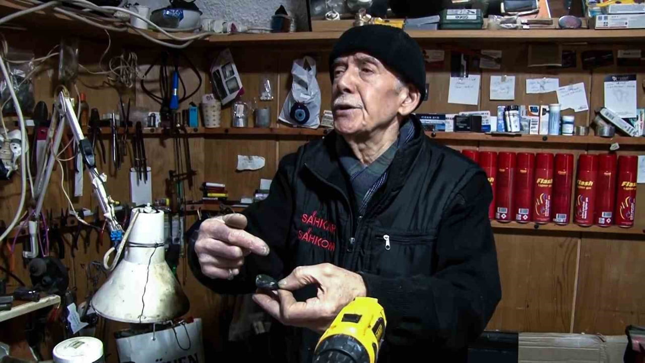 BOLU'DA TARİHİ TAŞHAN'DAKİ 20 METREKARELİK DÜKKANINDA ALTIN, GÜMÜŞ VE BAKIR TAMİRİ YAPAN 77...