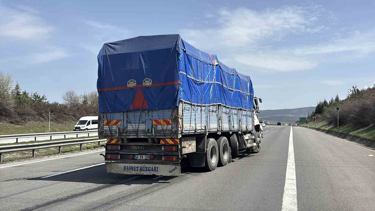 BOLU'DA TEM OTOYOLU'NDA SEYİR HALİNDEKİ BİR TIRIN YERİNDEN KOPARAK YOLA SAVRULAN LASTİĞİNE ÇARPAN...
