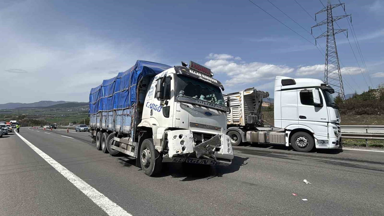 BOLU'DA TEM OTOYOLU'NDA SEYİR HALİNDEKİ BİR TIRIN YERİNDEN KOPARAK YOLA SAVRULAN LASTİĞİNE ÇARPAN...