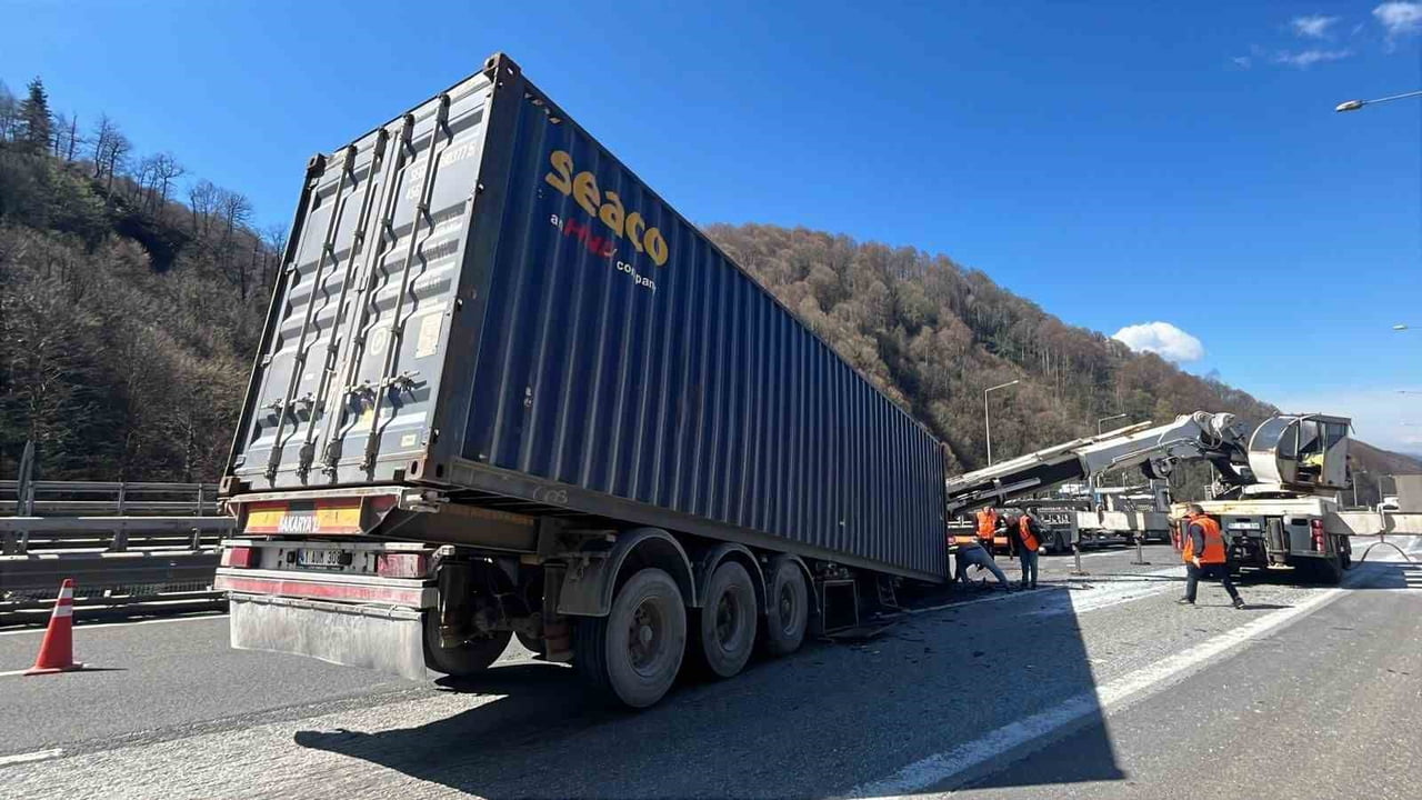 BOLU'DA TEM OTOYOLU’NDA TIR, KAMYON, HAFİF TİCARİ ARAÇ VE İKİ OTOMOBİLİN KARIŞTIĞI ZİNCİRLEME...