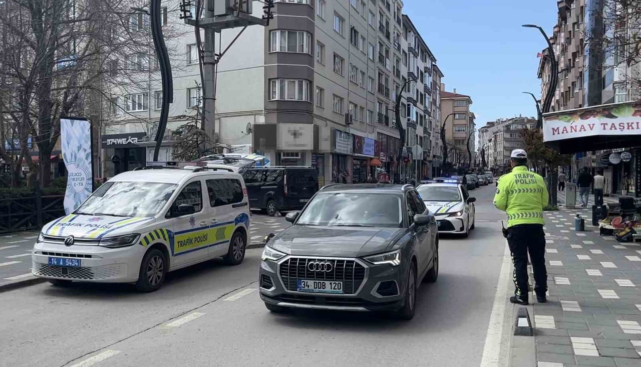 BOLU'DA TRAFİK POLİSİ EKİPLERİ, KENTİN EN İŞLEK NOKTALARINDA MOTOSİKLET VE ÖZEL HALK OTOBÜSÜ...