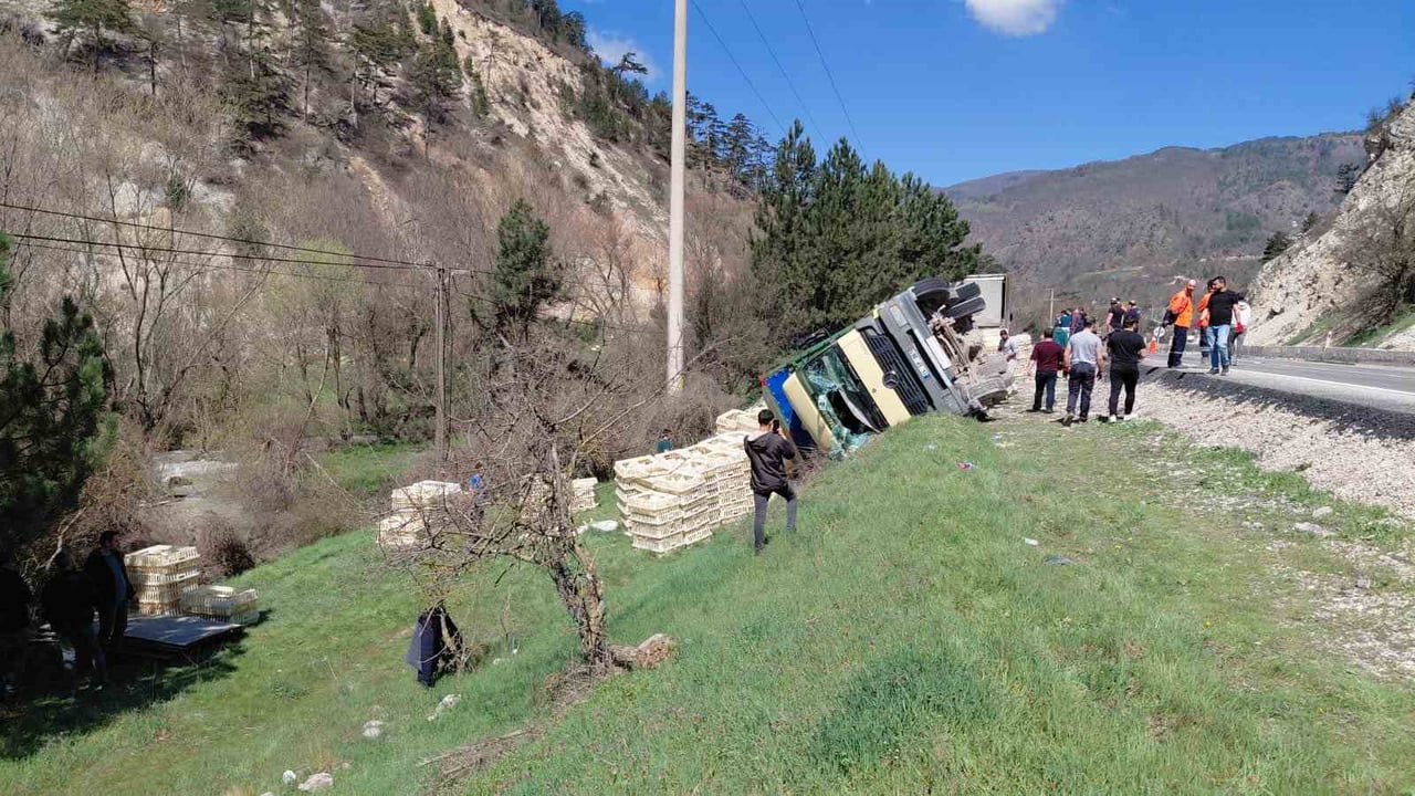 BOLU'NUN MUDURNU İLÇESİNDE CANLI TAVUK YÜKLÜ KAMYON VİRAJI ALAMAYARAK DEVRİLDİ