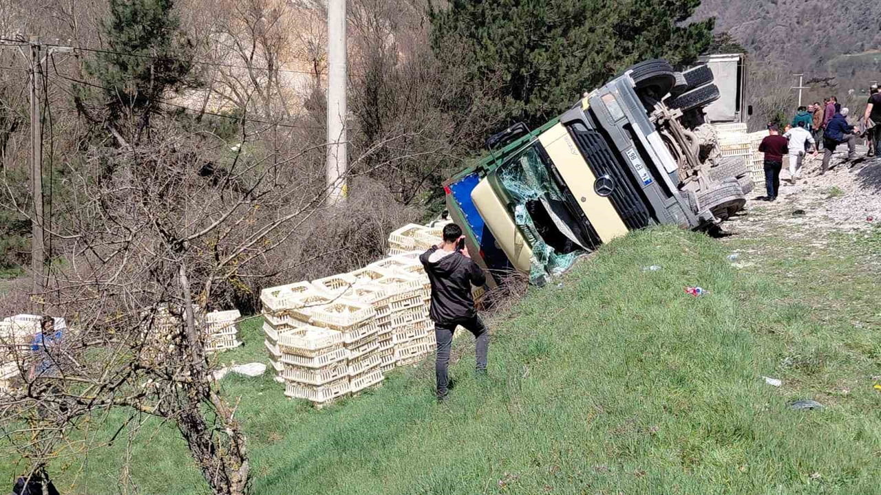 BOLU'NUN MUDURNU İLÇESİNDE CANLI TAVUK YÜKLÜ KAMYON VİRAJI ALAMAYARAK DEVRİLDİ