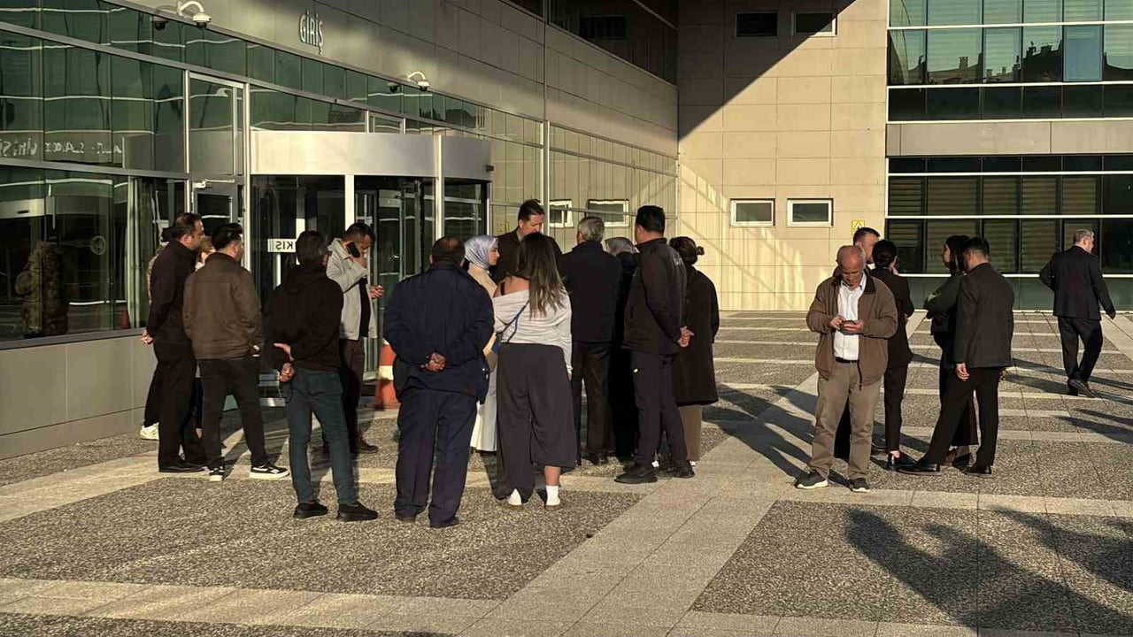 BOLU BELEDİYESİ’NE YÖNELİK YÜRÜTÜLEN SORUŞTURMA KAPSAMINDA DÜN GECE ÇIKARILDIĞI NÖBETÇİ HAKİMLİKÇE...