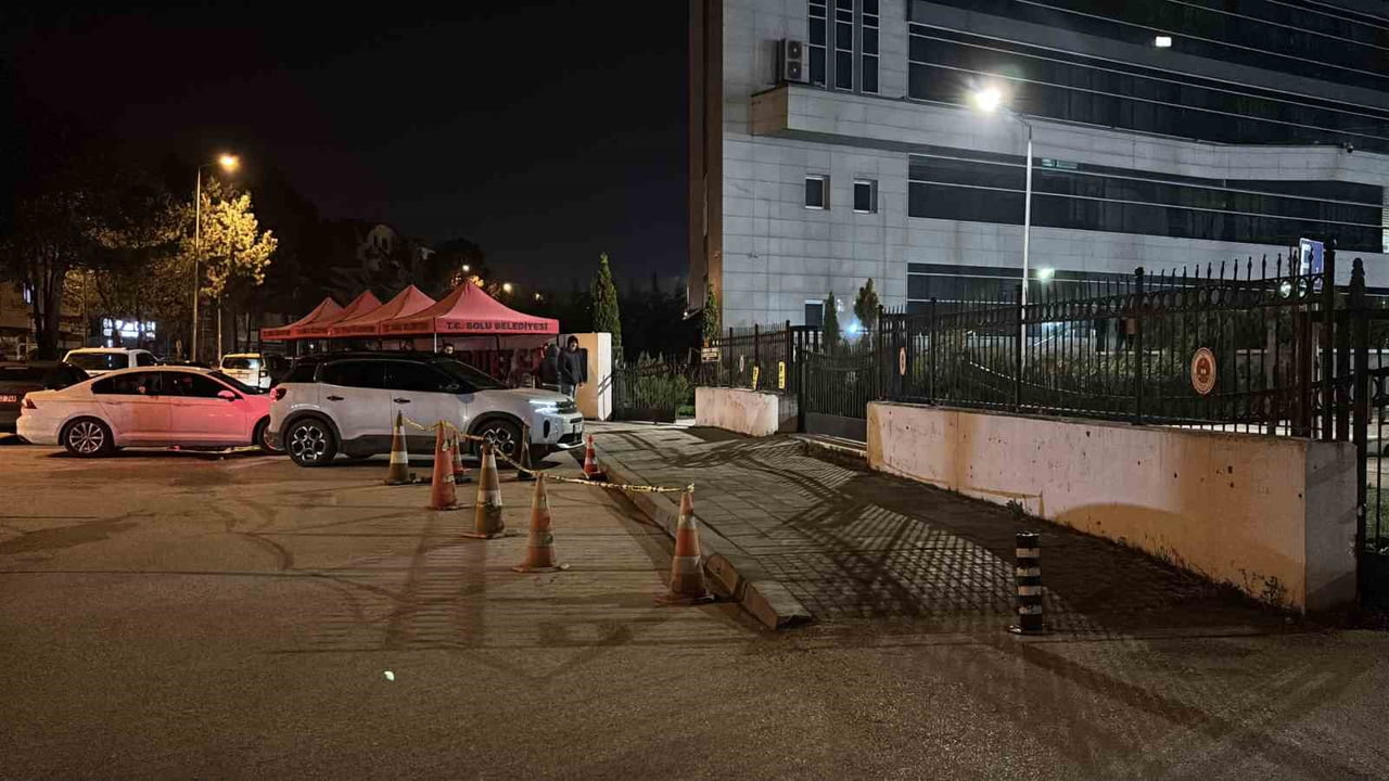 BOLU BELEDİYESİ’NE YÖNELİK YÜRÜTÜLEN SORUŞTURMA KAPSAMINDA GÖZALTINA ALINAN 3 KİŞİ ÇIKARILDIĞI...