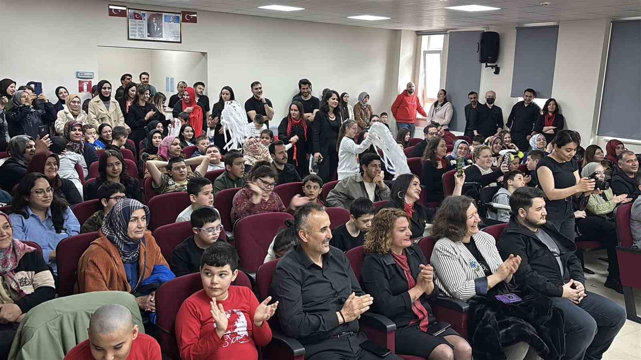 BOLU’DA 2 NİSAN DÜNYA OTİZM FARKINDALIK GÜNÜ DOLAYISIYLA ÖZEL EĞİTİM ÖĞRENCİLERİ TARAFINDAN...