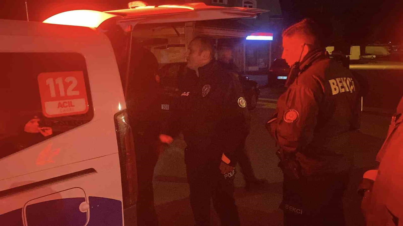 BOLU’DA ALKOLLÜ OLDUĞU İDDİA EDİLEN BİR ŞAHIS, KARISIYLA KAVGA ETMESİ ÜZERİNE GÖZALTINA ALINIRKEN...