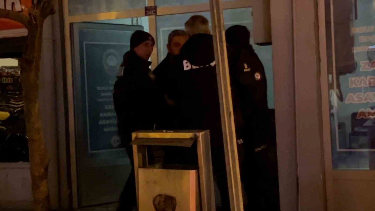 BOLU’DA ALKOLLÜ OLDUĞU İDDİA EDİLEN BİR ŞAHIS, KARISIYLA KAVGA ETMESİ ÜZERİNE GÖZALTINA ALINIRKEN...