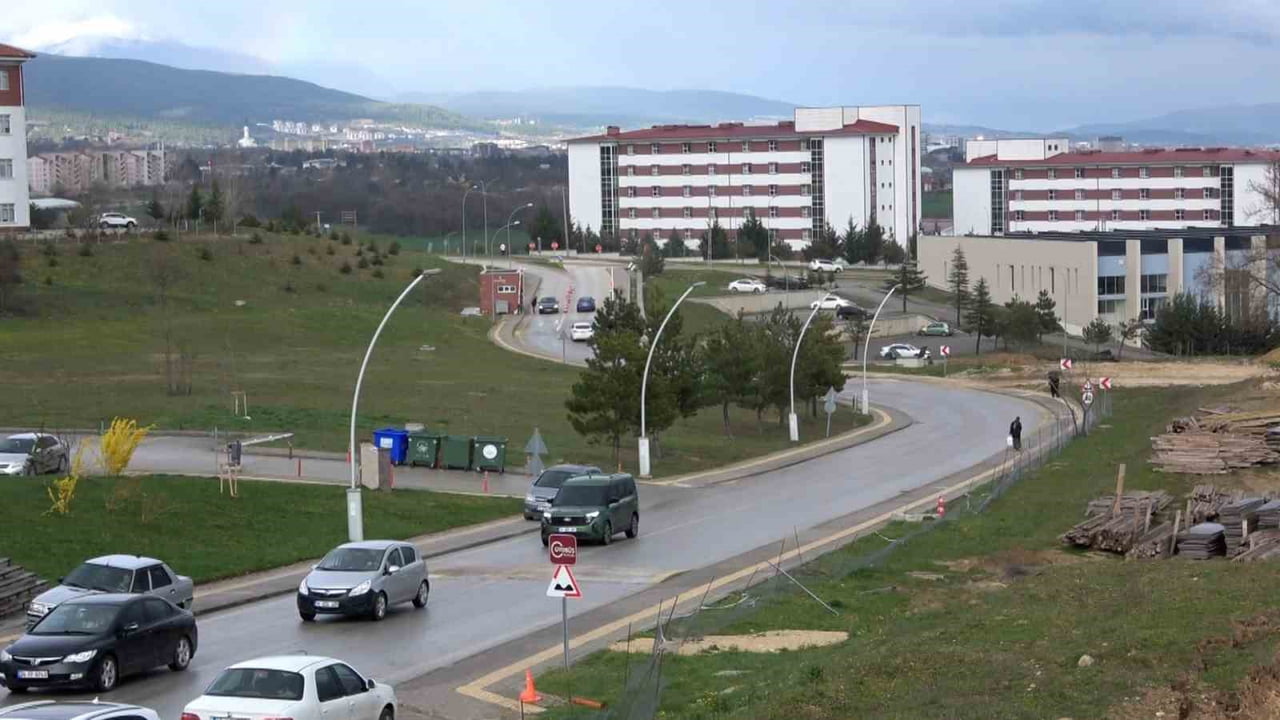 BOLU’DA ETKİLİ OLAN SAĞANAK YAĞIŞIN ARDINDAN GÖKYÜZÜNDE OLUŞAN GÖKKUŞAĞI, KENTTE GÖRSEL ŞÖLEN...
