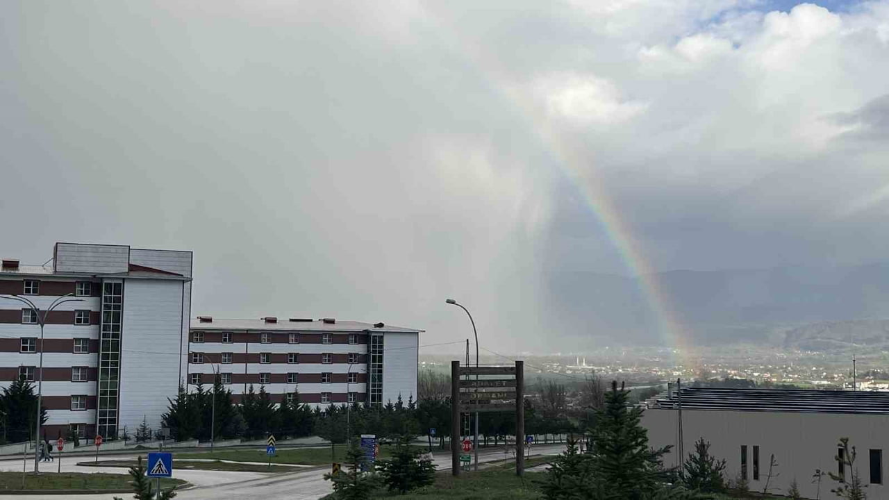 BOLU’DA ETKİLİ OLAN SAĞANAK YAĞIŞIN ARDINDAN GÖKYÜZÜNDE OLUŞAN GÖKKUŞAĞI, KENTTE GÖRSEL ŞÖLEN...