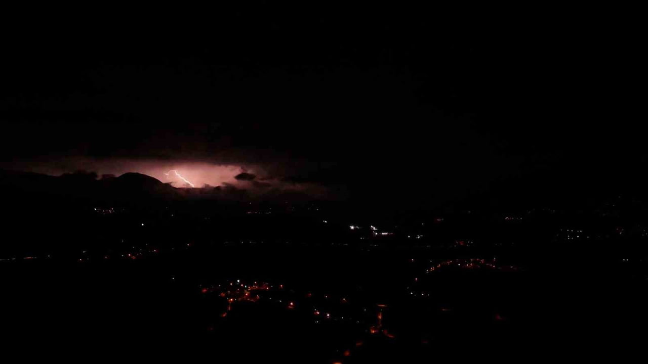 BOLU’DA GECE SAATLERİNDE ETKİLİ OLAN SAĞANAK YAĞIŞLA BİRLİKTE GÖKYÜZÜNÜ AYDINLATAN ŞİMŞEKLER...