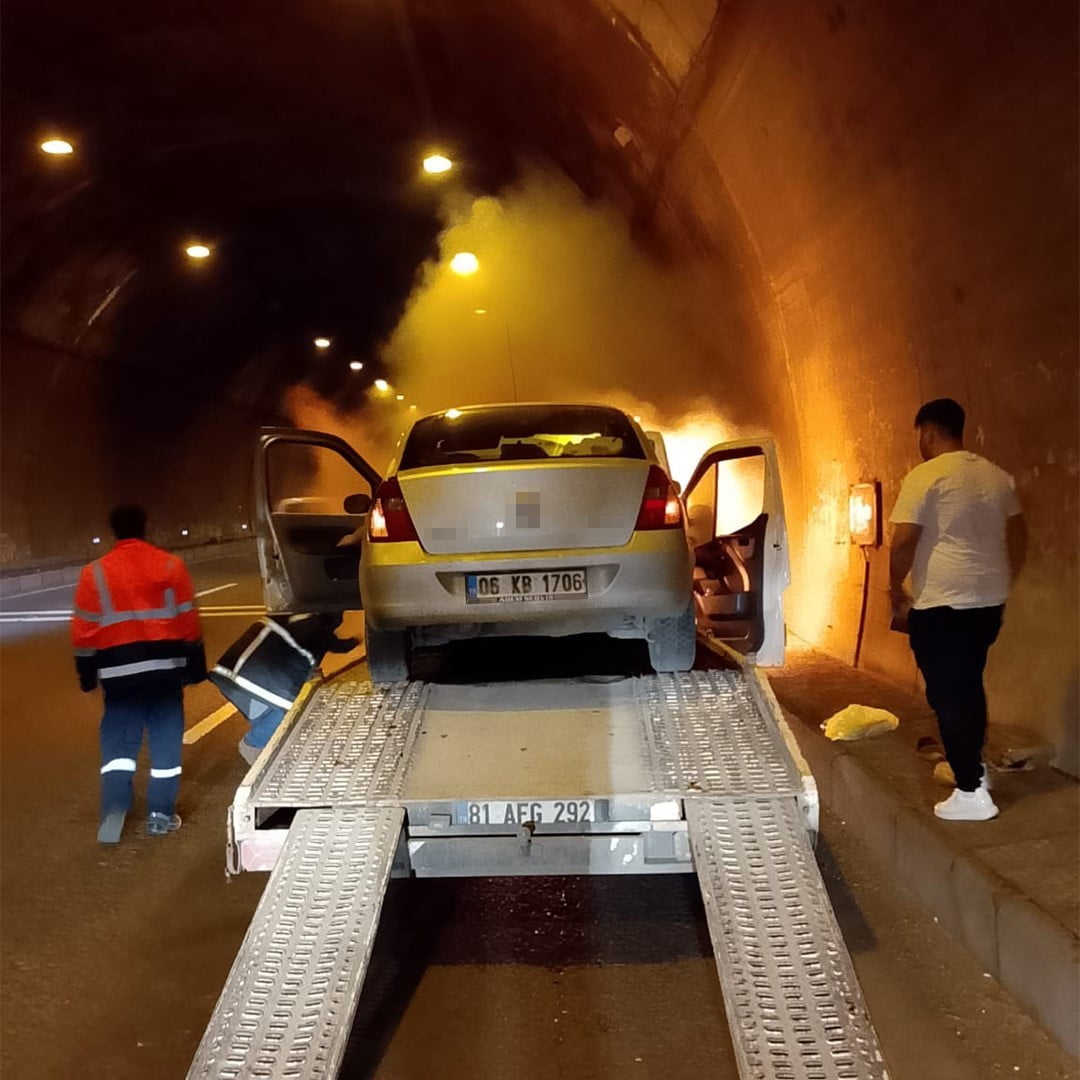 BOLU’DA KAPUT KISMINDAN DUMANLAR YÜKSELEN OTO KURTARICI ALEVLERE TESLİM OLDU.