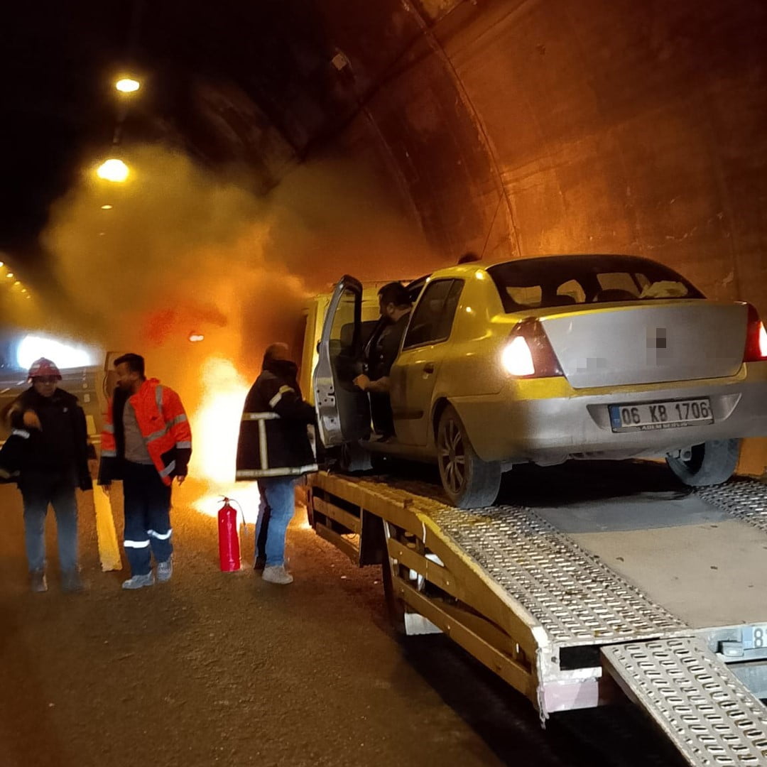 BOLU’DA KAPUT KISMINDAN DUMANLAR YÜKSELEN OTO KURTARICI ALEVLERE TESLİM OLDU.
