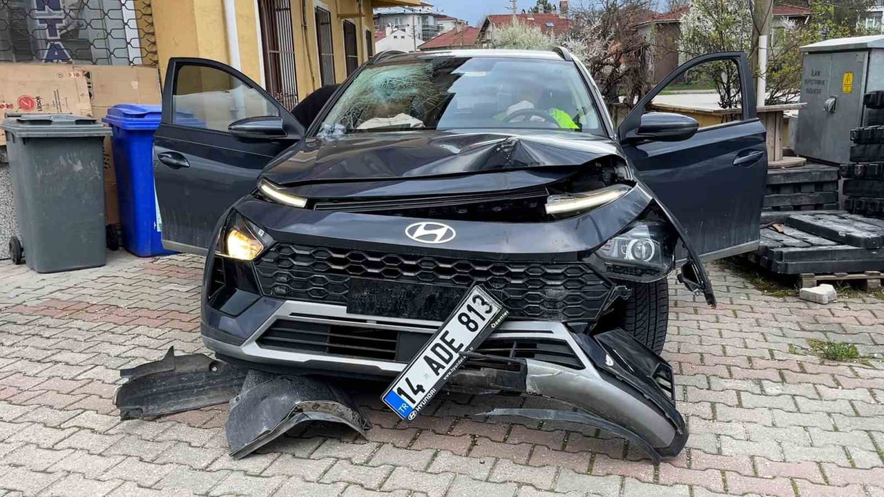 BOLU’DA KONTROLDEN ÇIKAN OTOMOBİLİN AYDINLATMA DİREĞİNE ÇARPMASI SONUCU ARAÇTA YOLCU OLARAK...