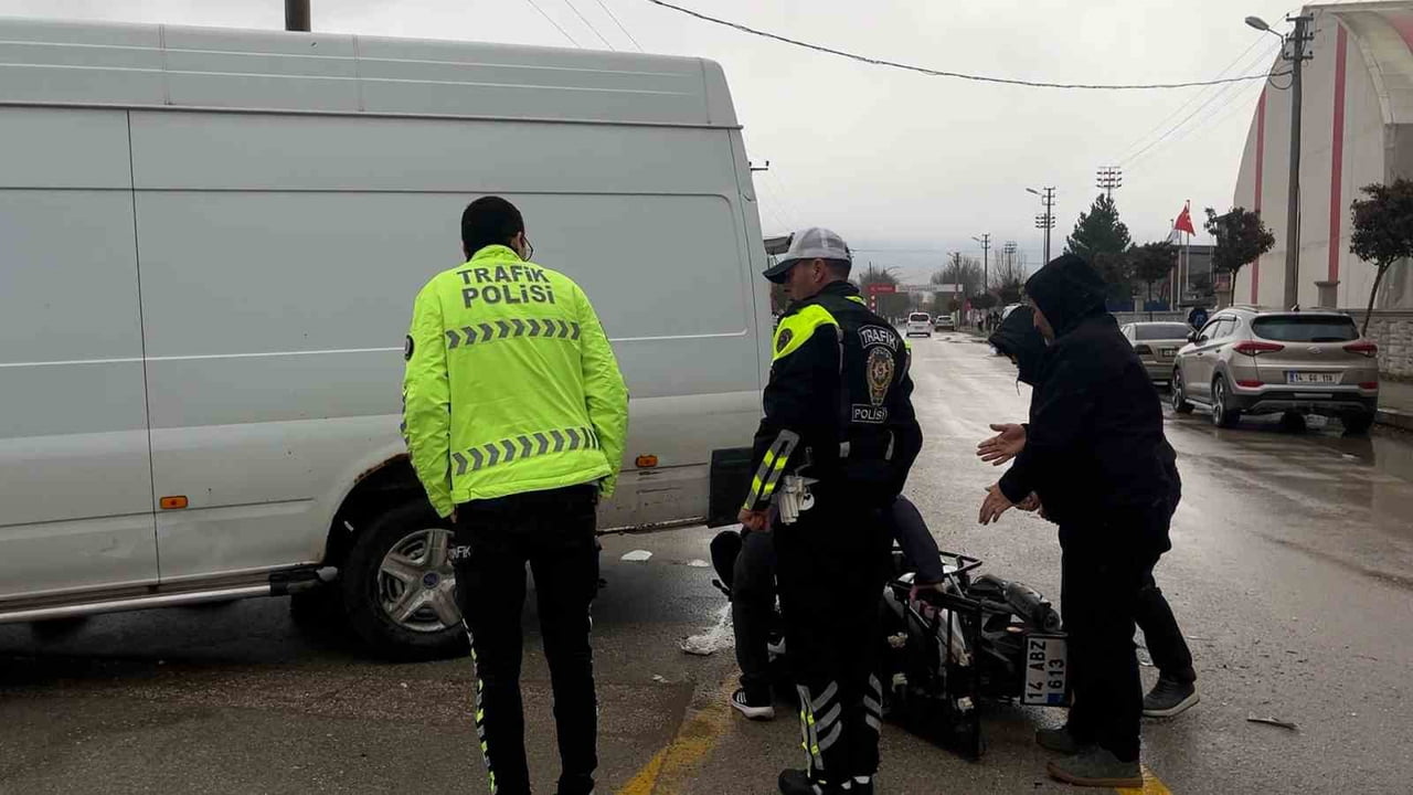 BOLU’DA MİNİBÜS İLE MOTOSİKLETİN DÖNEL KAVŞAKTA ÇARPIŞMASI SONUCU 1 KİŞİ YARALANDI.