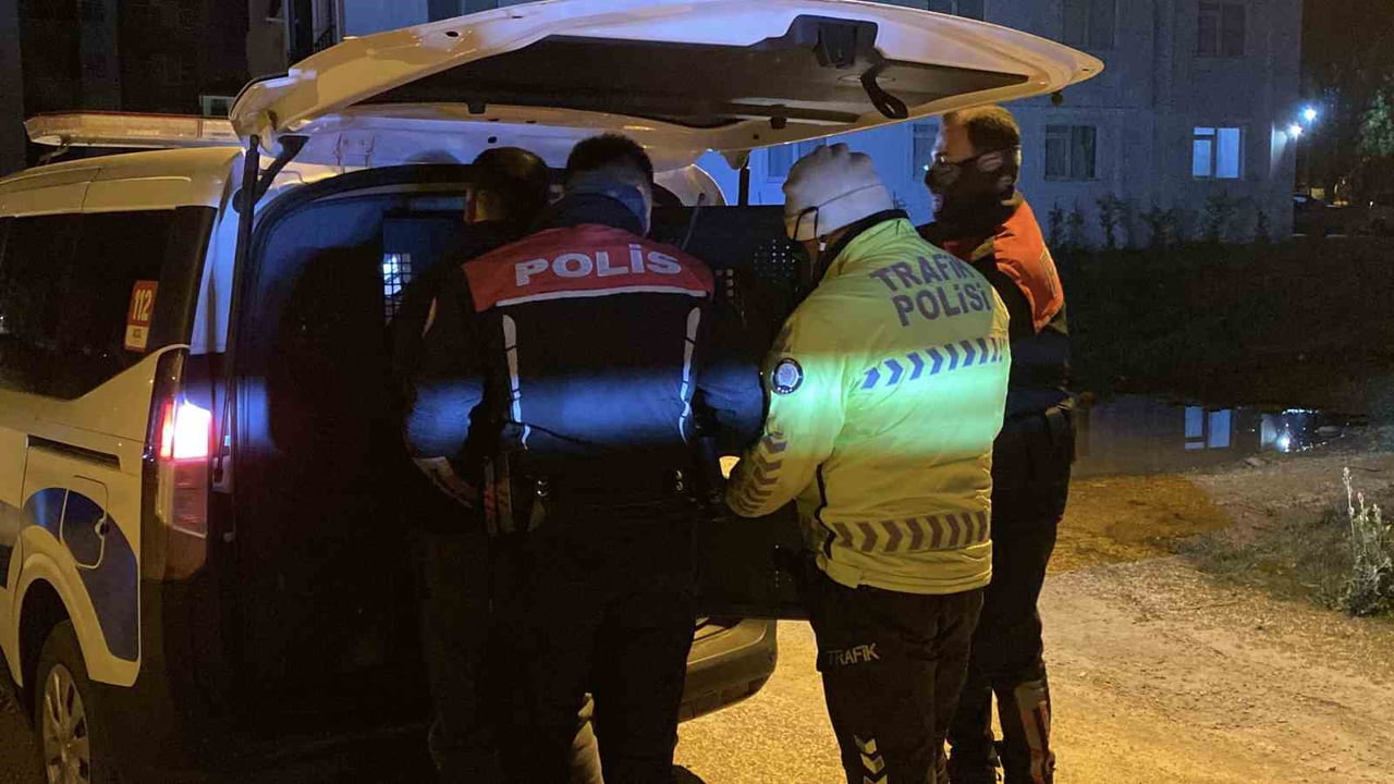 BOLU’DA POLİS EKİPLERİNCE ŞÜPHE ÜZERİNE DURDURULAN ARAÇTA UYUŞTURUCU MADDE ELE GEÇİRİLİRKEN...