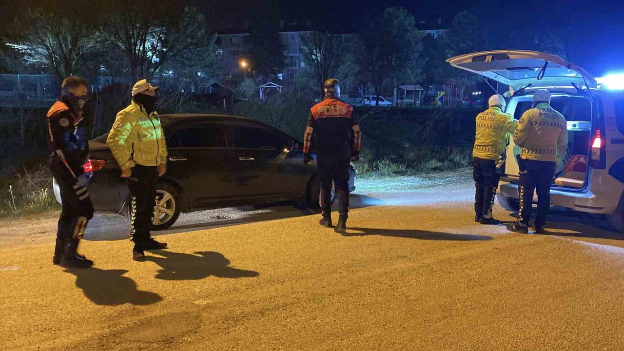 BOLU’DA POLİS EKİPLERİNCE ŞÜPHE ÜZERİNE DURDURULAN ARAÇTA UYUŞTURUCU MADDE ELE GEÇİRİLİRKEN...