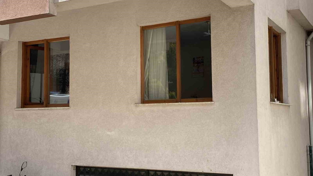 BOLU’DA PRİZDE UNUTULAN SAÇ KURUTMA MAKİNESİNDEN ÇIKAN YANGIN, ÇEVREDEKİ İKİ İŞÇİNİN DİKKATİ...