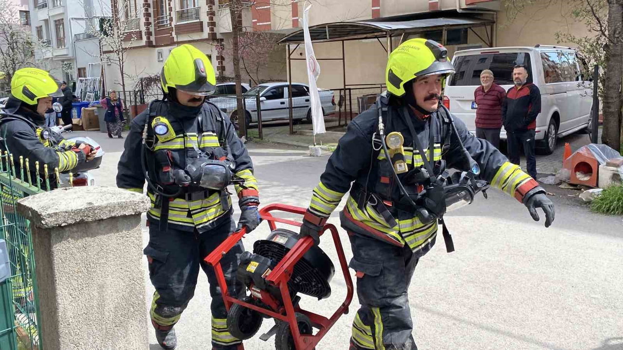 BOLU’DA PRİZDE UNUTULAN SAÇ KURUTMA MAKİNESİNDEN ÇIKAN YANGIN, ÇEVREDEKİ İKİ İŞÇİNİN DİKKATİ...