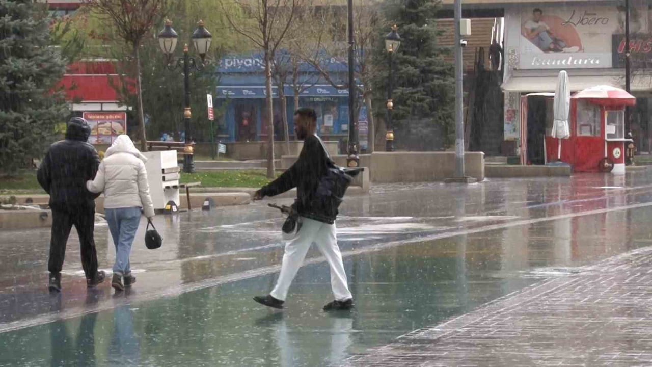 BOLU’DA SABAH SAATLERİNDE BAŞLAYAN SAĞANAK YAĞIŞ, ÖĞLE SAATLERİNE KADAR ARALIKLARLA ETKİSİNİ...