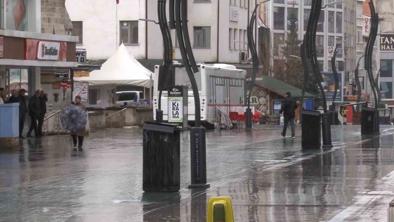 BOLU’DA SABAH SAATLERİNDE BAŞLAYAN SAĞANAK YAĞIŞ, ÖĞLE SAATLERİNE KADAR ARALIKLARLA ETKİSİNİ...