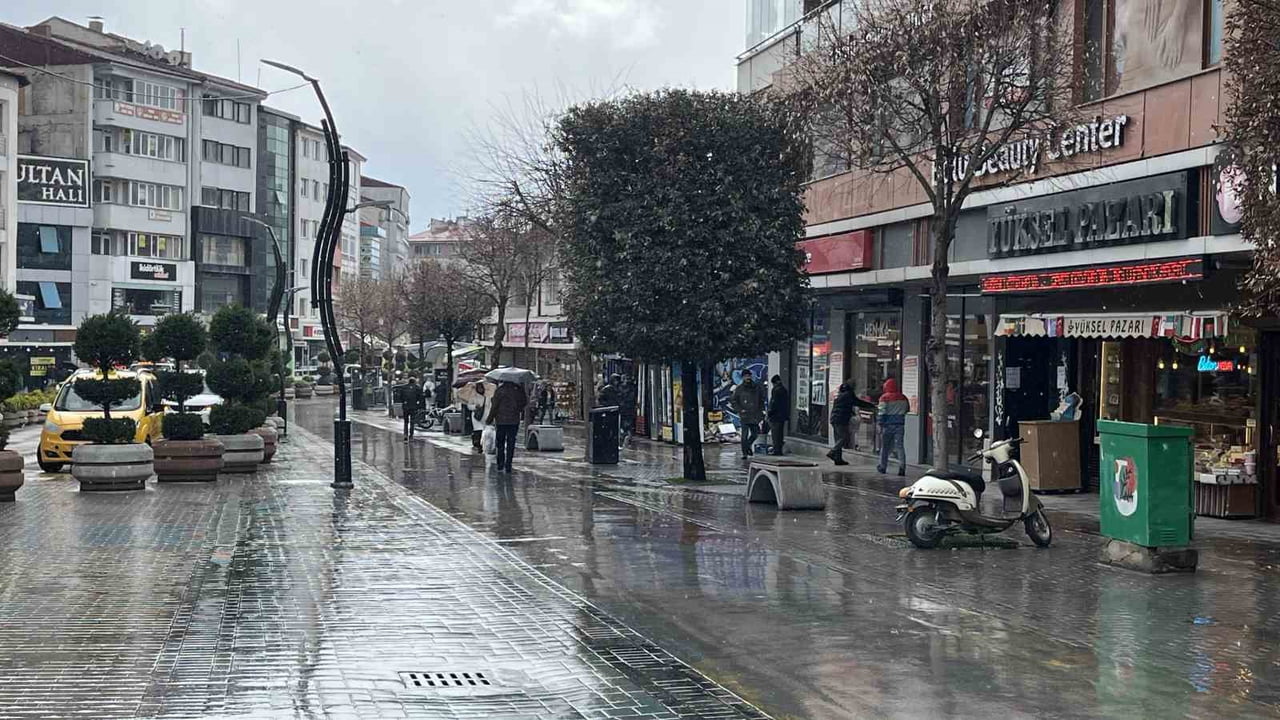 BOLU’DA SABAH SAATLERİNDEN İTİBAREN ARALIKLARLA YAĞMUR VE FIRTINA ETKİSİNİ GÖSTERDİ.